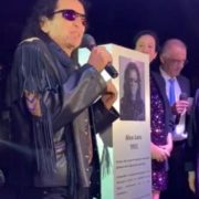Develan placa en honor a Alex Lora, en la Alcaldía Benito Juárez en la CDMX.