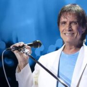 LOS AFICIONADOS DE LOS RAYADOS DE MONTERREY LE PONEN SU PROPIA LETRA AL TEMA “AMIGO” DE ROBERTO CARLOS