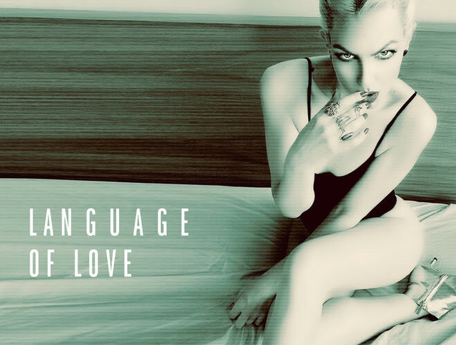 Language Of Love, en vivo en Estonia, con la Üenso Orkester