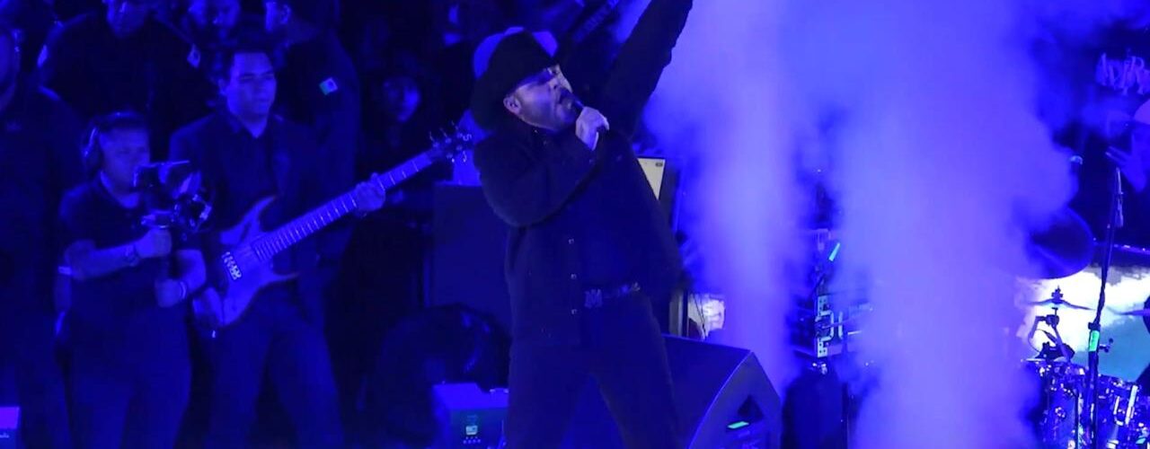 Gerardo Ortiz conquista el Palenque de la Feria con una noche espectacular