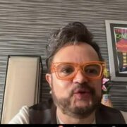 Aleks Syntek llegará a Puebla con “Total Syntek”, una gira que celebra 35 años de trayectoria y marca el inicio de una nueva etapa con “ZEN”